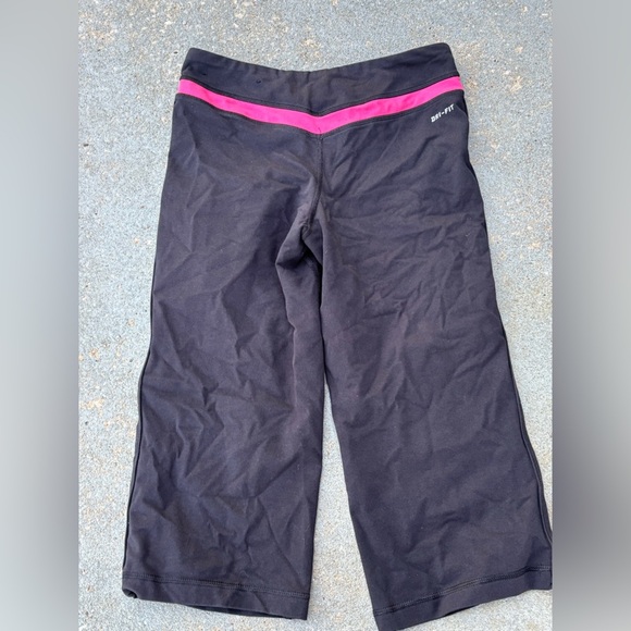 Nike Black Capris Lightweight Athletic Wear - Picture 3 of 3